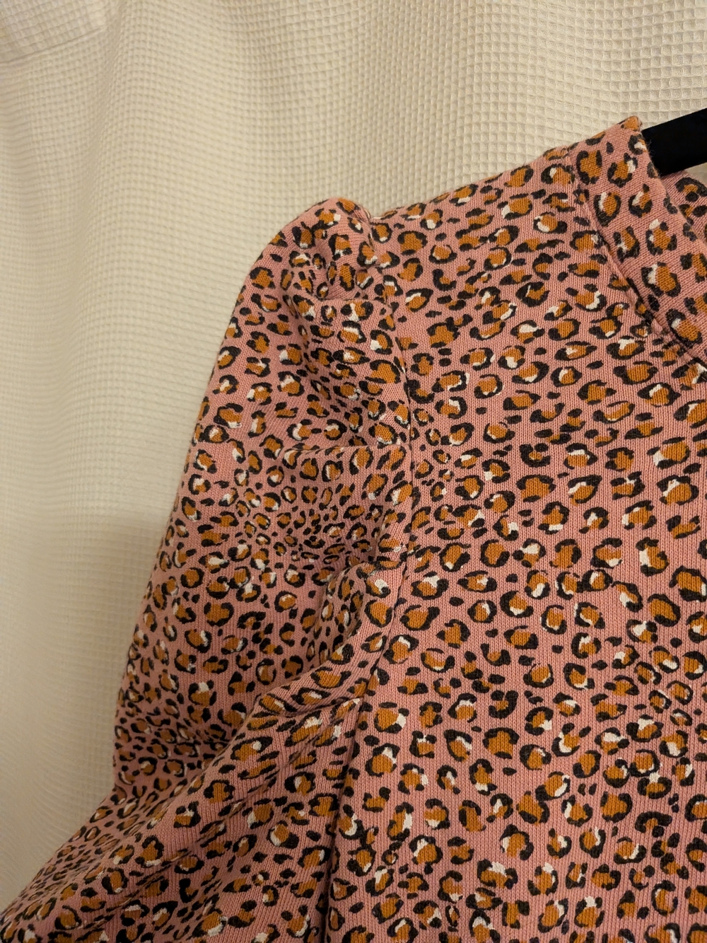 Who What Wear Pink Leopard Puff Sleeve Tee - Picture 3 of 7